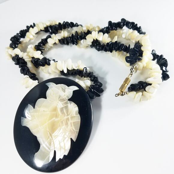 Vintage Mother of Pearl Owl Pendant Necklace Black Lucite & Shell Beads 1970s - Picture 5 of 8